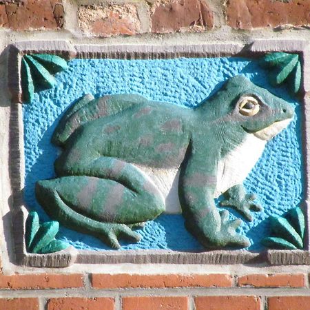 Apartments Im Froschhaus Mit Fruehstueckskuechen Friedrichstadt Ruang foto