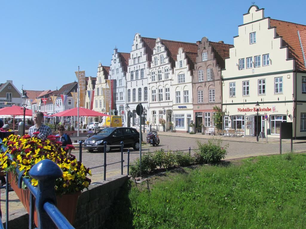 Apartments Im Froschhaus Mit Fruehstueckskuechen Friedrichstadt Bagian luar foto