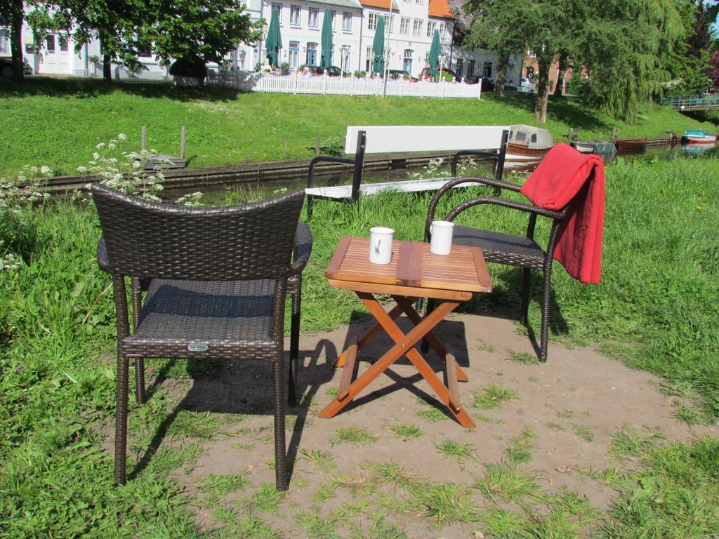 Apartments Im Froschhaus Mit Fruehstueckskuechen Friedrichstadt Bagian luar foto