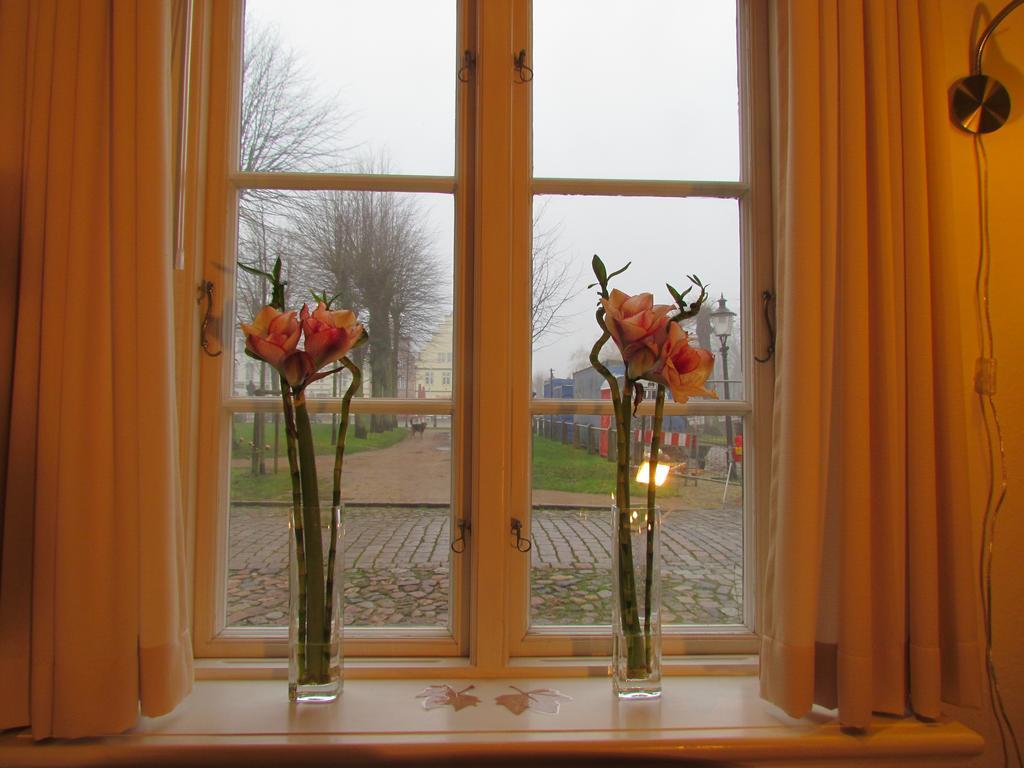 Apartments Im Froschhaus Mit Fruehstueckskuechen Friedrichstadt Bagian luar foto