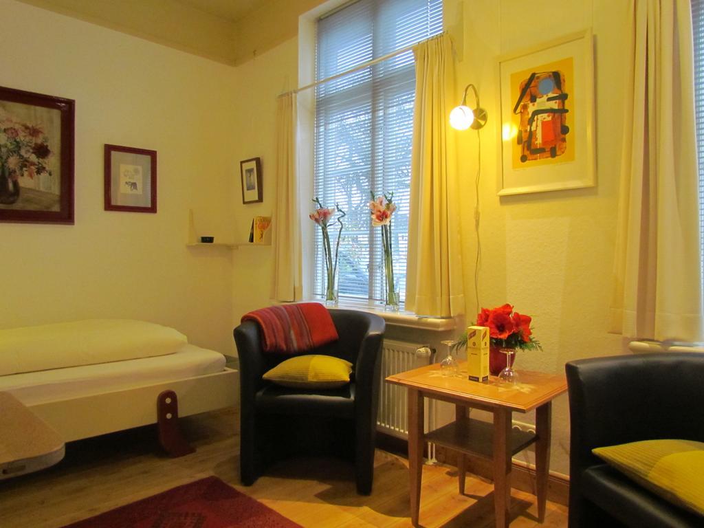 Apartments Im Froschhaus Mit Fruehstueckskuechen Friedrichstadt Ruang foto