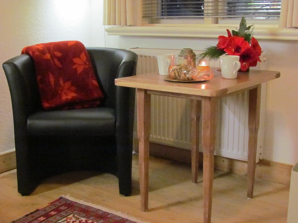 Apartments Im Froschhaus Mit Fruehstueckskuechen Friedrichstadt Ruang foto