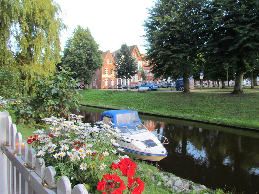 Apartments Im Froschhaus Mit Fruehstueckskuechen Friedrichstadt Bagian luar foto